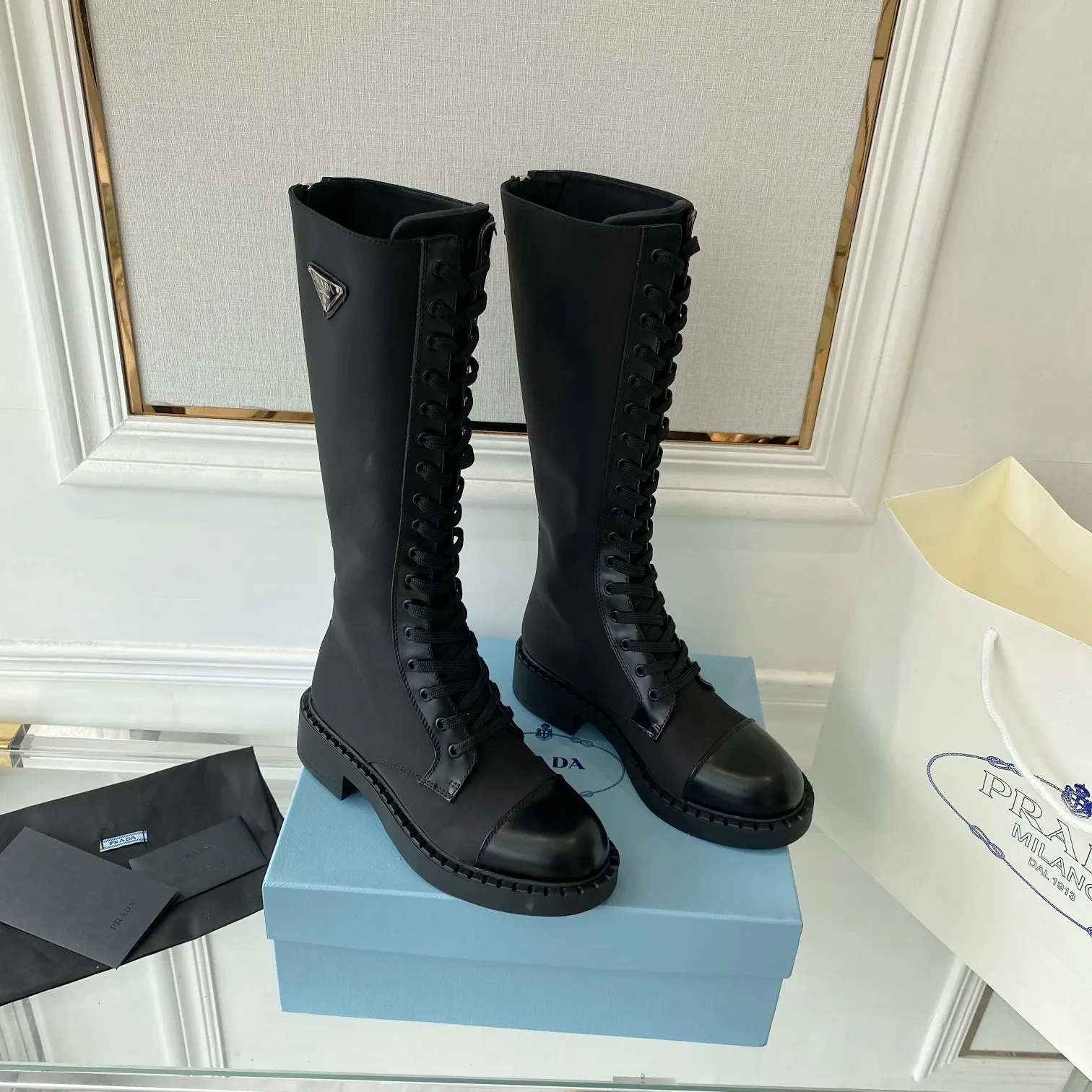 P560, the top level 🔝 2022 SSS re-recommends the new Pujia boots Pujia's early spring catwalk shows off the red models, which are the same as "Creating Dreams That Never Sleep". Prada can focus on the occasion and use them to create a fresh and new style with a touch of nobility. It feels so perfect on the feet 💃💃 Wear it with matching shoes ⁠ So elegant and generous, crystal clear, no matter the quality of the accessories, they are all the same ⁠Uniquely made to order, made from original to zero, the entire series is full of exciting and unexpected elements, different combinations The quality of the materials and the expression of the texture of the materials, with a strong artistic atmosphere, let you lead the ever-changing style of the Prada girl. 1⃣Face shoes: matte ⁠ smooth opening edge vermilion, 2⃣ lining: imported leather ⁠ sheep lining 3⃣ sole⁠ large: Italy⁠ large primary color⁠ original version 4⃣🔺 original 㸝 foot pads, digital women's 35M-40M